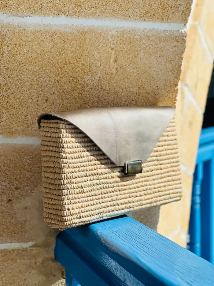 Easy Crochet Clutch – Summer Raffia Handbag in Brown and Grey - Image 4